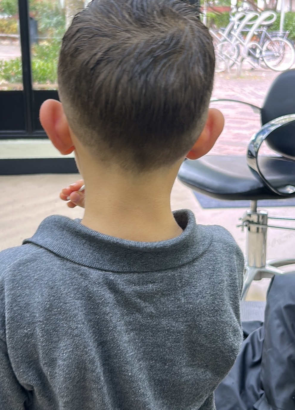 Een jongen van achteren gezien met een net geknipte, strak bijgewerkte nek